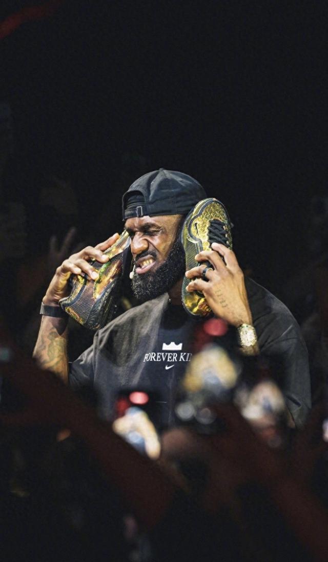 开云体育app-詹姆斯：在上海看到孩子们穿我的球鞋打球 我从小就梦想有签名鞋