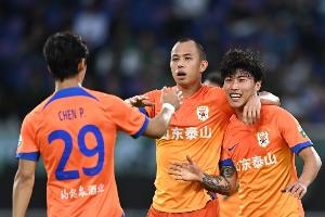 记者：崔康熙训练前与黄政宇单独沟通 大概率在复盘国足丢球